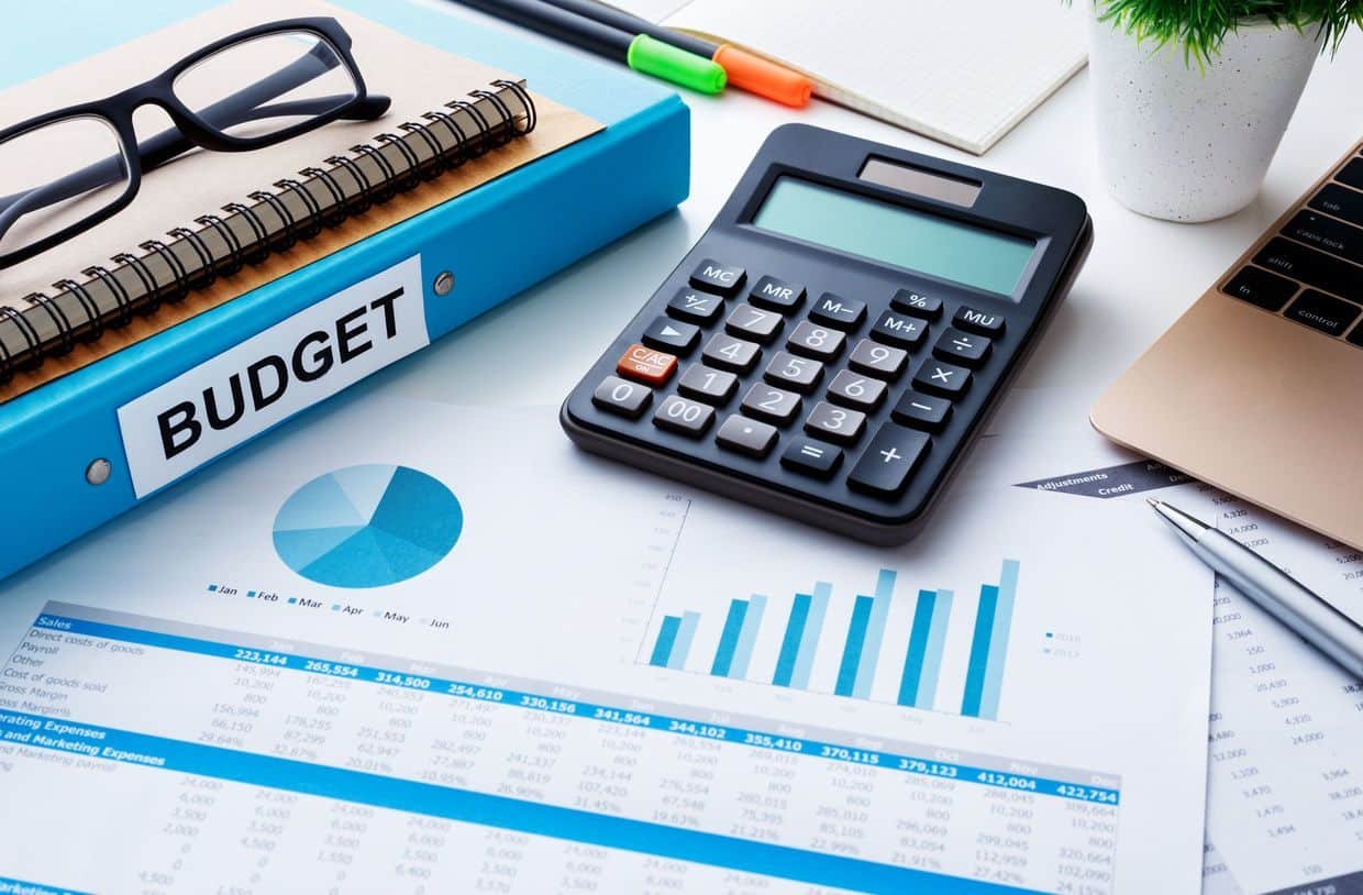 Comment établir un buget simple et efficace quand on débute dans la vie professionnelle ?